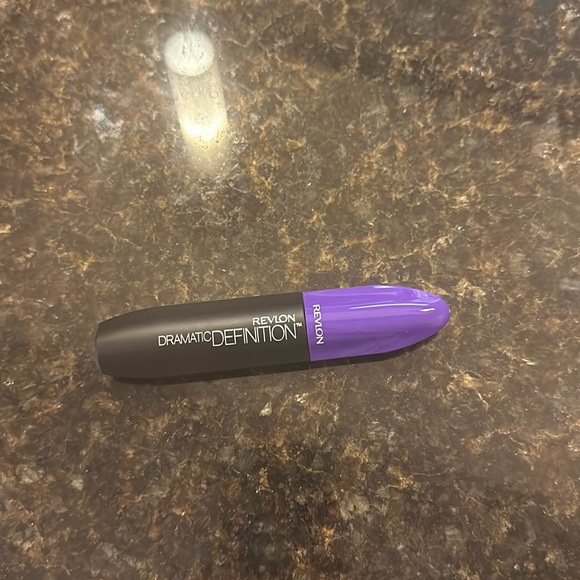 Revlon Dramatic Definition Waterproof Mascara 251 Blackest Black 0.28 fl oz New - Picture 1 of 3